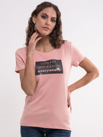 Roza majica sa zanimljivim printom